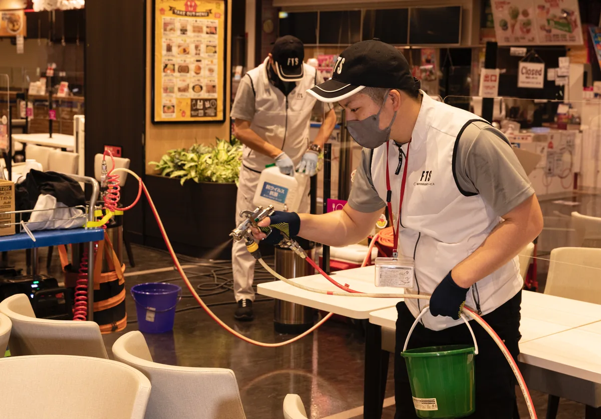 店内で消臭作業を行うスタッフ