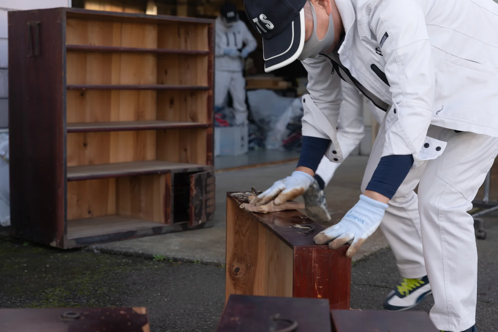 木製の棚を丁寧に扱うスタッフ