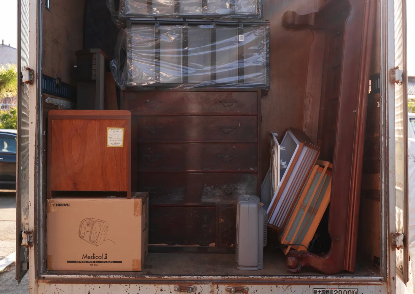 家具を積んだトラックの荷台
