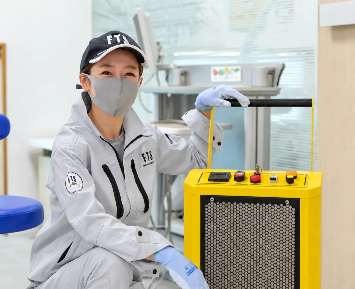 オゾン脱臭機を操作するスタッフ